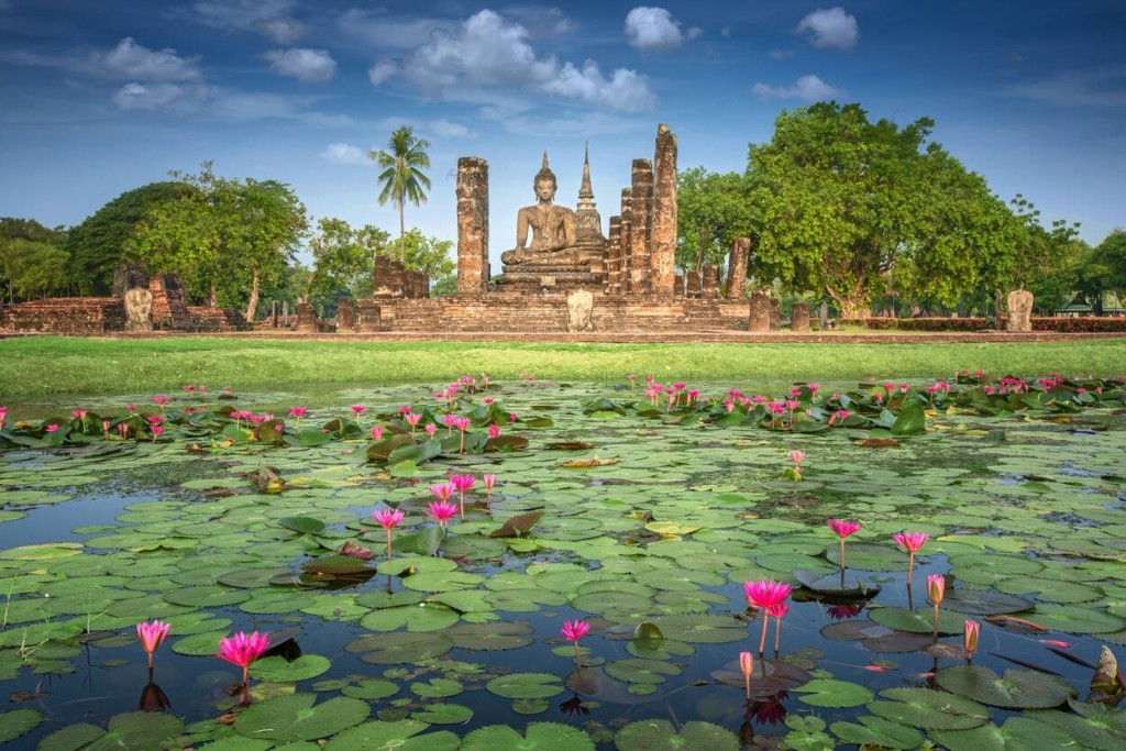 Sukhothai: Sukhothai theo nghĩa đen có nghĩa là "Bình minh của hạnh phúc". Đây từng là cố đô đầu tiên của Thái Lan. Một trong những điểm thu hút du khách nhất tại nơi này là công viên lịch sử Sukhothai, nơi được UNESCO công nhận là Di tích Lịch sử Thế giới. Bạn có thể đến Sukhothai để tìm hiểu văn hóa và ngắm toàn cảnh cố đô để cảm nhận sự tráng lệ, huy hoàng. Ảnh: AS Creation.