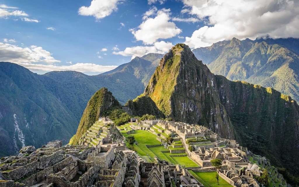Peru: Là quốc gia thuộc Nam Mỹ, Peru quyến rũ du khách bởi những nét đẹp nguyên sơ của thiên nhiên với cao nguyên rộng lớn, thung lũng xanh tươi và dãy núi quanh năm phủ tuyết… Tới đây, bạn sẽ được tìm hiểu nét văn hóa lâu đời của nhiều dân tộc sống trên những dãy núi, khám phá đường mòn Inca hay thánh địa Mecca linh thiêng, huyền diệu. CN Traveller đánh giá địa điểm du lịch này 91,28 điểm.