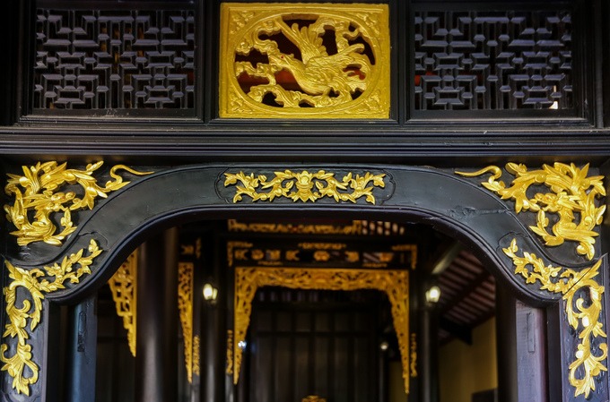 Nhà từ đường làm chủ yếu bằng gỗ sơn son thếp vàng, do những nghệ nhân xứ Huế thực hiện.