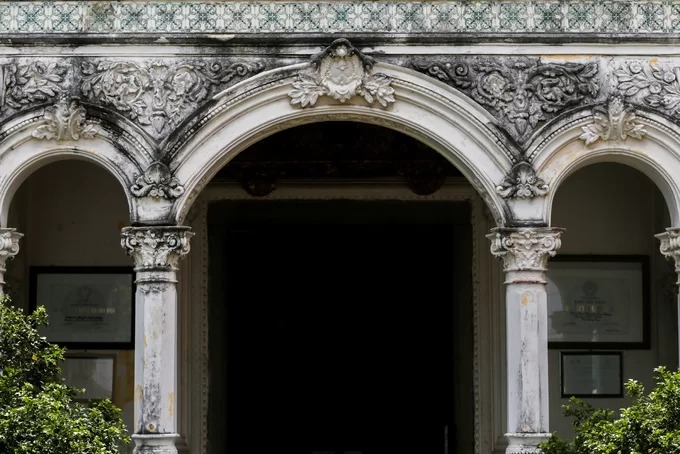 Vòm cửa thiết kế cong theo kiểu La Mã, chạm khắc các phù điêu hoa lá cây cỏ, chim muông của thế kỷ 17.