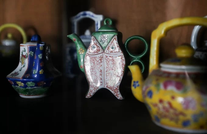 Những bộ ấm trà, bát đĩa, ly tách... có tuổi đời cả trăm năm vẫn nằm nguyên vẹn trong tủ kính của ngôi nhà cổ.