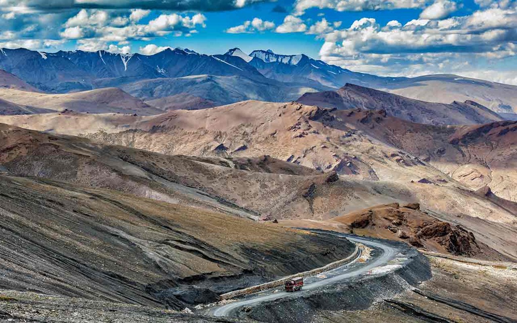 Di chuyển khoảng 30 km theo quốc lộ Leh-Kargil từ thị trấn Leh thuộc bang Jammu và Kashmir, miền Bắc Ấn Độ, bạn sẽ tới đoạn đường nổi tiếng bởi hiện tượng bất chấp trọng lực kỳ lạ. Được thiên nhiên ban tặng vẻ đẹp tự nhiên và khả năng từ tính bí ẩn, con đường là nơi du khách dừng chân để trải nghiệm hiện tượng ôtô tự di chuyển lên dốc mà không cần đến tác động của con người. Ảnh: Makemytrip.