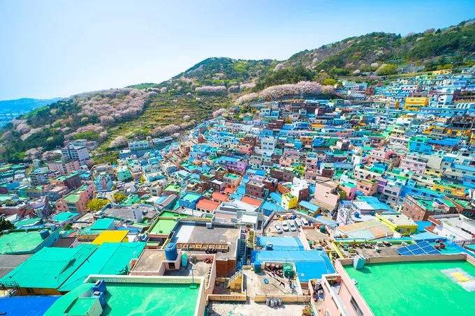 Làng Gamcheon, Hàn Quốc Ngôi làng nhiều màu sắc này tọa lạc tại thành phố Busan, nép mình bên một sườn đồi thơ mộng. Các bức tường nơi đây đều được trang trí những bức tranh rực rỡ, đẹp như cổ tích, từ ban công đến hàng rào, hay các tác phẩm điêu khắc, quán cà phê nhỏ xinh. Bạn hãy chọn một góc cao nhất của ngôi làng và ngắm nhìn toàn cảnh và đừng quên ghé vào một quán cà phê nào đó trong làng để tận hưởng không khí trong lành của nơi này. Ảnh: Shutterstock/ST_Travel.