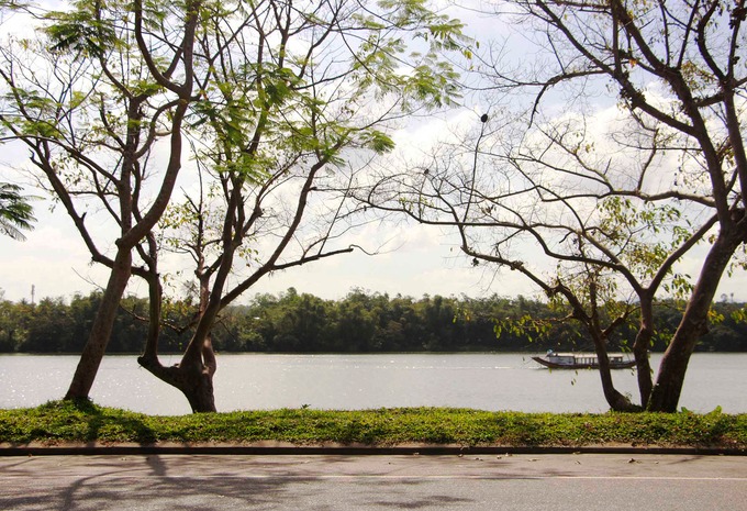 Đường Kim Long dọc bờ sông Hương là nơi quay cảnh Ngạn chở Hà Lan lúc tan trường trên xe đạp.