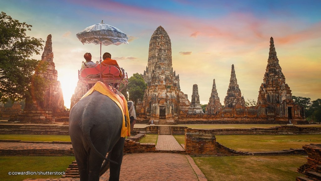 Thái Lan không chỉ có Bangkok sầm uất, Chiang Mai lãng mạn và những thắng cảnh xiêu lòng người mà còn có một cố đô Ayutthaya trầm mặc, bình yên. Vùng đất nhỏ, cổ kính được UNESCO công nhận là Di sản văn hóa phi vật thể thế giới vào năm 1991. Ayutthaya nổi tiếng với những pho tượng Phật dát vàng và đền đài chìm trong không gian thanh tĩnh. Ảnh: Thailand.