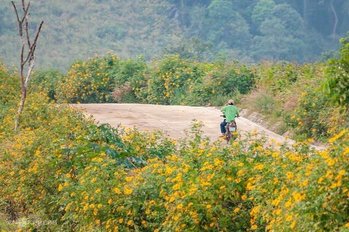 Nhiệt độ ở Chư Đăng Ya luôn cao hơn 1-2 độ so với các nơi khác ở Gia Lai do đất bazan núi lửa đã trải qua nhiều ngày khô hạn. Tuy nhiên, hoa cỏ, cây cối tại đây vẫn xanh tươi.