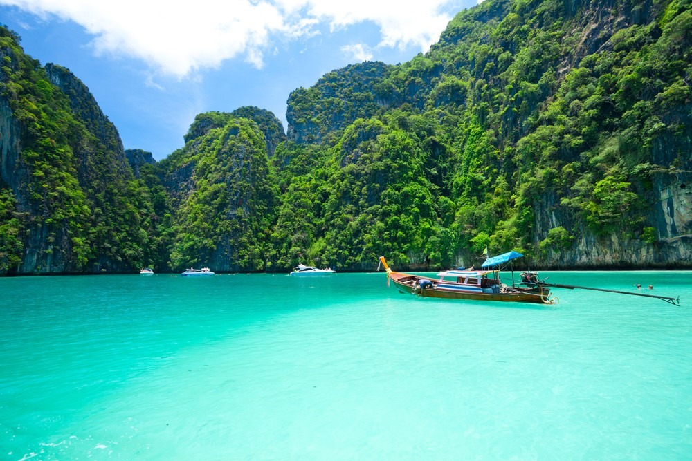 Krabi: Krabi nằm phía nam Thái Lan, nơi được nhiều du khách nhận xét có khung cảnh tựa thiên đường. Đến đây, bạn như lạc vào thế giới màu xanh kỳ diệu, với các hoạt động thú vị như lặn biển ngắm san hô và thưởng thức đồ hải sản tươi ngon. Krabi cũng là nơi có hang động đá vôi và rừng ngập mặn, cho bạn trải nghiệm những cuộc phiêu lưu thú vị. Ảnh: Thai Airways.