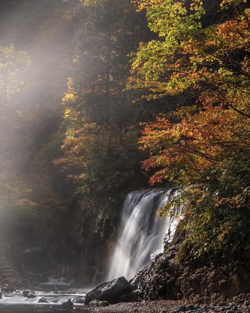 Trên đường ngắm lá đỏ mùa thu, du khách có thể dừng chân chiêm ngưỡng những dòng thác đổ trắng xoá trên núi Hakusan. Các thác nước nổi tiếng du khách không thể bỏ quan là Shiritaka, Fukube và Ubagataki. Thác Ubagataki còn có cả không gian tắm lộ thiên cho du khách thư giãn. Ảnh: sti_zzz, heart_of_gold_55.