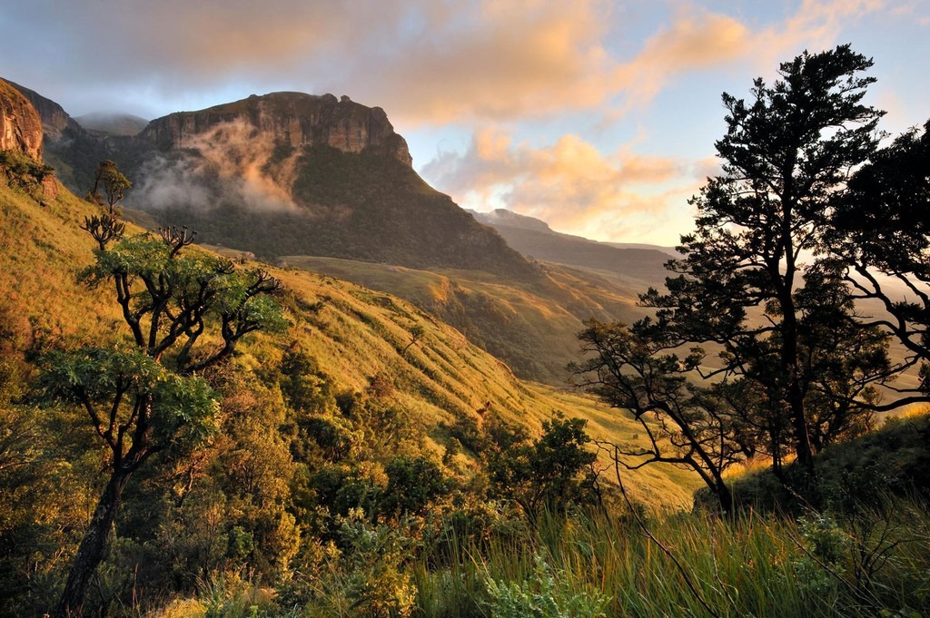 Nam Phi: Đất nước Nam Phi nổi bật bởi vẻ đẹp của những sa mạc rộng lớn, số lượng động vật hoang dã lớn, hệ thực vật phong phú và bờ biển đẹp. Tới đây, bạn có thể ghé Little Karoo, dải bán hoang mạc dài 290 km; leo núi, lướt ván, tắm biển… ở Cape Town hay khám phá Johannesburg, nơi sở hữu những mỏ kim cương lớn nhất thế giới. CN Traveller đánh giá địa điểm du lịch này 91,59 điểm.
