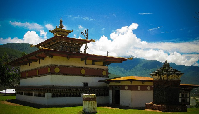 Tu viện Gangtey được xây dựng từ năm 1613, thuộc dòng truyền thừa Ninh Mã (Nyingmapa - một trong bốn tông phái chính của Phật giáo Tây Tạng) ở phía tây Bhutan. Nơi đây nổi bật bởi hình ảnh chim garuda huyền thoại của Phật giáo. Tháng 11 hàng năm, người dân sẽ tập trung tại đây trong trang phục sếu đen và trắng để cùng nhảy múa, chào đón mùa đông về. Ảnh: Andbeyond.
