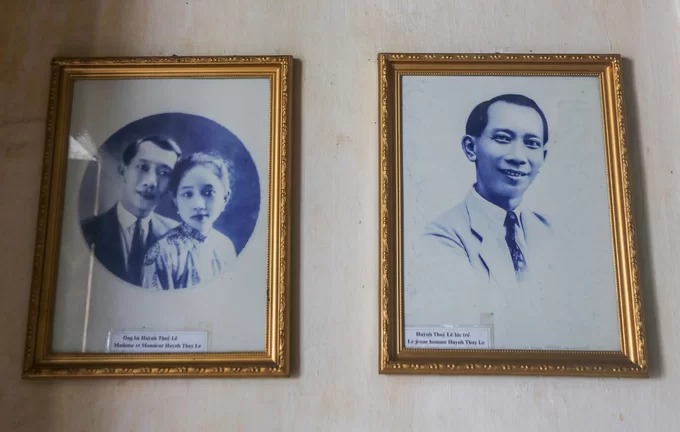 Trên tường treo nhiều hình ảnh gia đình, nổi bật là ảnh chân dung ông Huỳnh Thủy Lê và người vợ Việt Nam.