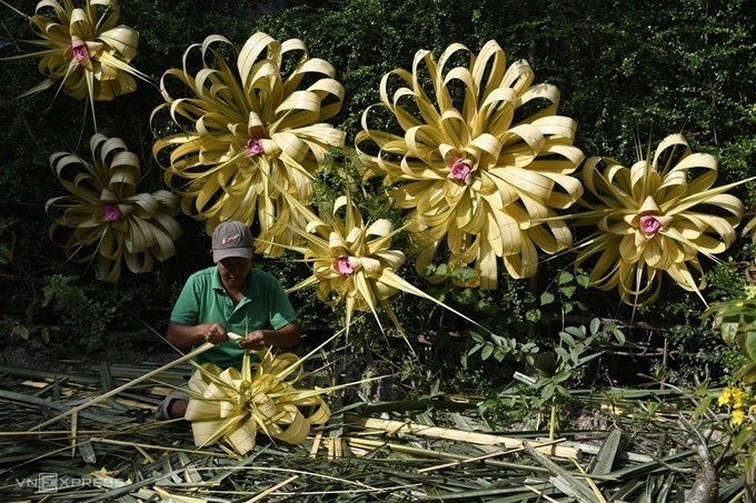 Nghề làm hoa dừa, ảnh chụp bởi tác giả Nguyễn Huy Sơn (TP HCM), giải khuyến khích.