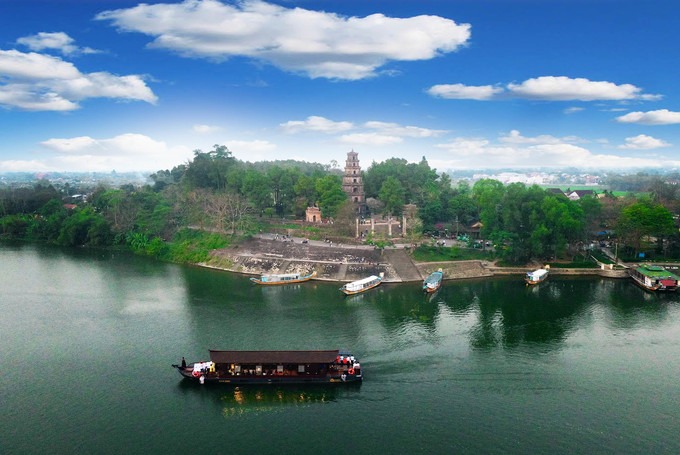 Chùa Thiên Mụ nằm bên dòng sông Hương thơ mộng. Được xây dựng vào những năm 1600, đây là ngôi quốc tự có nhiều giai thoại nhất ở cố đô.