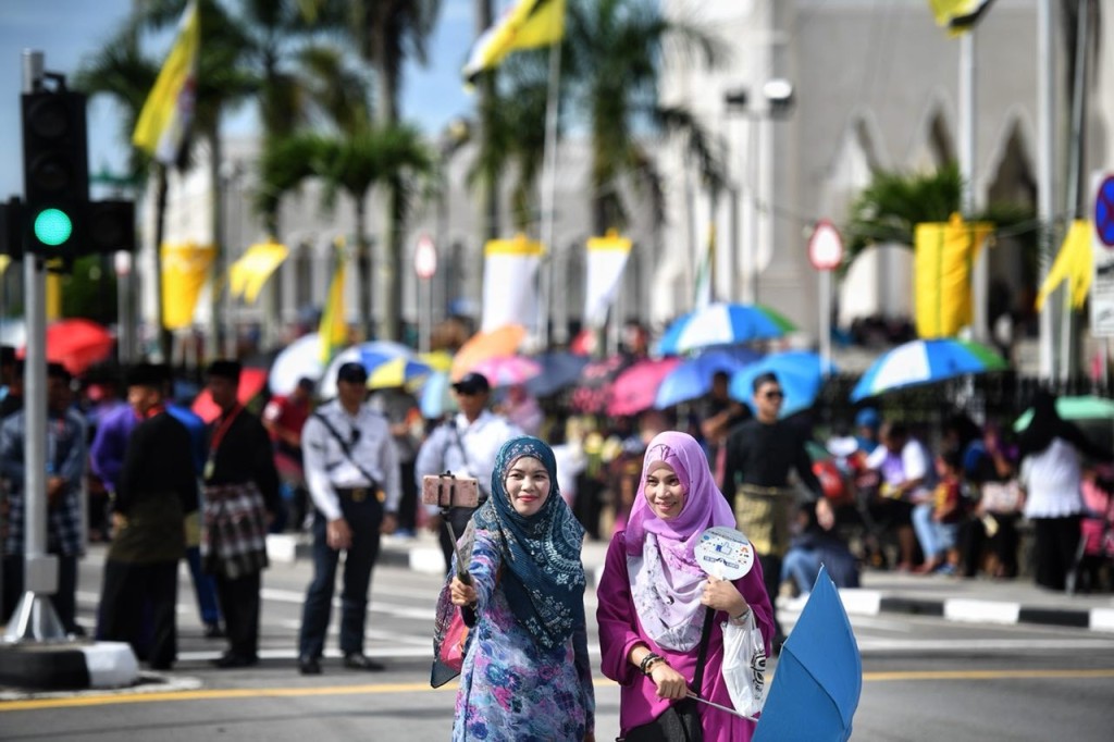 Quốc gia này với đặc thù là nước Hồi giáo nên cũng có một số quy định và luật lệ nghiêm ngặt. Đất nước Brunei thi hành luật Sharia, theo đó cấm việc bán và tiêu thụ đồ uống có cồn công khai. Nhiều du khách từng đến đây cũng chia sẻ rằng các cửa hàng, quán xá trong vùng đóng cửa từ rất sớm, khoảng 21h, những con phố đã trở nên vắng vẻ. Ảnh: The Straits Times.