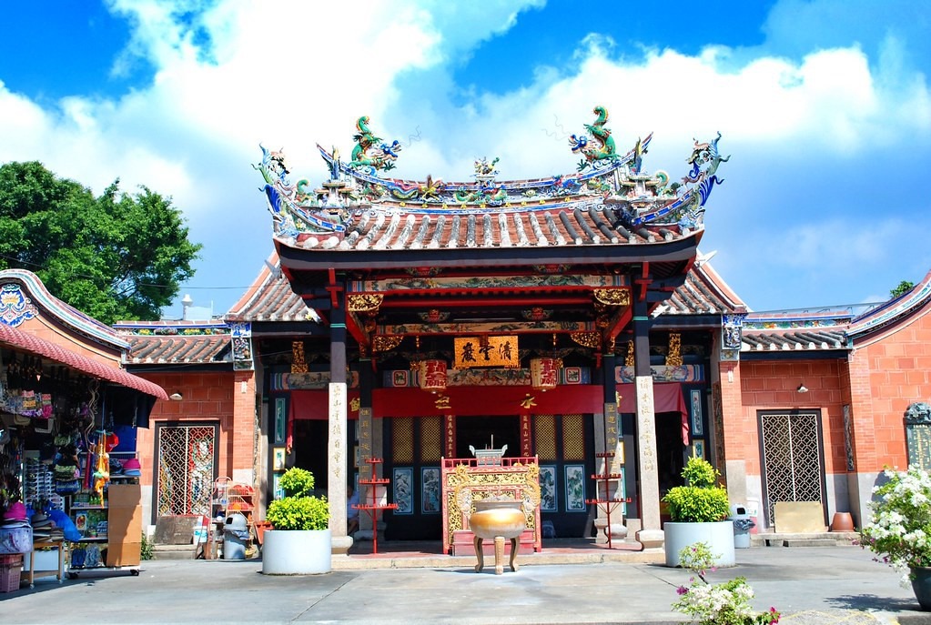 Nằm ở thị trấn Bayan Lepas, cách thành phố Georgetown khoảng 12 km, phía tây nam đảo Penang, Malaysia, đền Rắn là một trong những điểm tham quan nổi tiếng. Nơi đây được xây dựng nhằm tôn vinh Chor Soo Kong, một tu sĩ Phật giáo sống trong thời đại nhà Tống (960-1279) ở Phúc Kiến, Trung Quốc. Nhà sư có đức hạnh tuyệt vời, kiến thức y học uyên bác và luôn làm việc thiện suốt cuộc đời. Ảnh: Flickr.