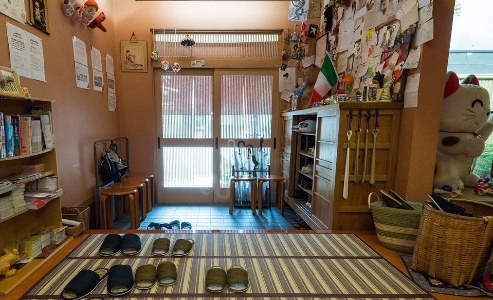 6. Đừng quên cởi giày: Mỗi căn nhà của người Nhật đều được thiết kế một bậc cửa nhỏ, đây gọi khu vực “genkan” hay còn được biết đến là nơi để khách cởi giày. Trước khi bước vào nhà, bạn đừng quên xếp giày của mình gọn gàng vào một bên, hoặc trên giá đứng giày đặt cạnh tường, sau đó hãy sử dụng dép đi trong nhà để thay thế. Ngoài ra, bạn cũng phải bỏ giày khi vào một số nơi như đền, chùa, thậm chí cả nhà hàng. Ảnh: Oyster.