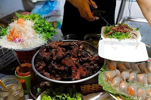 Nộm bò khô Quán nộm bò khô là địa chỉ ăn uống yêu thích của nhiều thực khách trẻ. Bò khô ở đây được ướp với ớt, sả, gừng và bột canh, đường, sau đó sấy cả miếng lớn để giữ độ ngọt, mềm của thịt. Khi ăn, thịt sẽ được cắt thành từng miếng nhỏ chừng 2 đốt ngón tay, trộn cùng đu đủ xanh, cà rốt thái sợi và lạc rang. Sợi rau thấm đẫm trong nước sốt chua ngọt, ăn kèm với bò khô mặn ngọt và lạc rang mang đến hương vị hài hòa không ngán. Mỗi bát nộm bò khô có giá 30.000 đồng. Ngoài nộm, bạn có thể thưởng thức thêm bánh bột lọc nhân tôm thịt. Bánh mới luôn được bán hết trong ngày nên mùi thơm, không bị dai, cứng. Ảnh: Lan Hương.