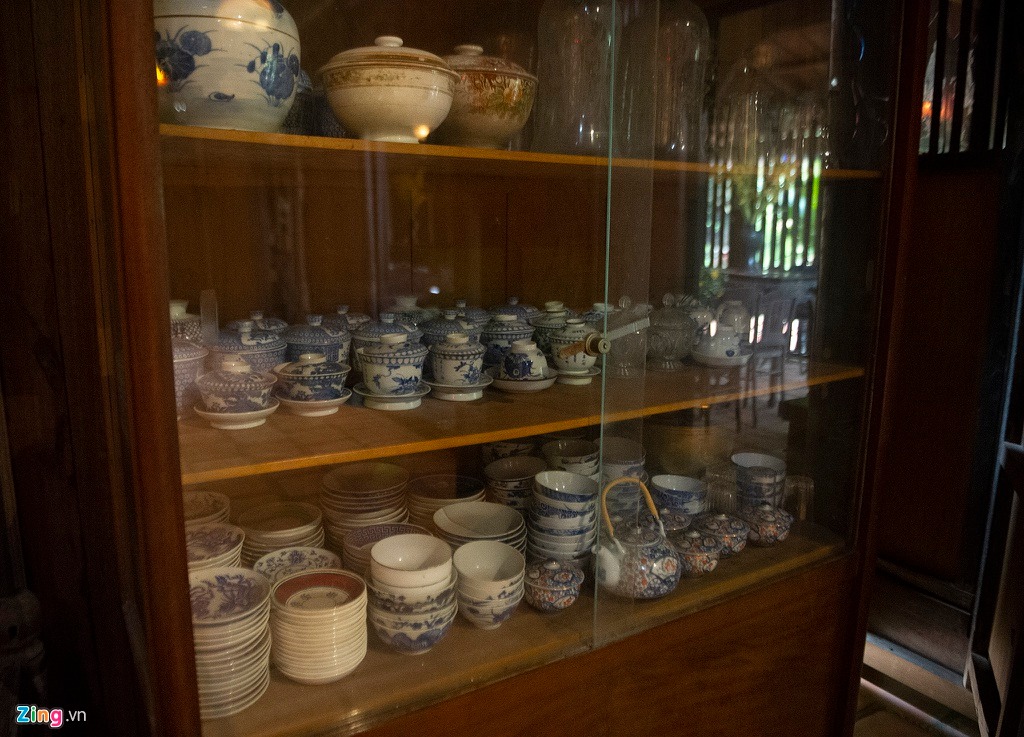 Vật dụng bằng sành sứ gần 200 năm tuổi được bảo quản cẩn thận tại nhà. Nhiều người thích sưu tầm đồ gốm sứ cổ ngỏ ý mua lại những vật dụng này với giá cao, nhưng gia chủ không bán.