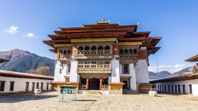 Chimi Lhakhang nằm trên một ngọn đồi nhỏ, gần cố đô Punakha. Để đến tu viện, du khách phải đi qua một ngôi làng với những căn nhà được vẽ, trang trí bằng hình dương vật. Tu viện được xây năm 1499 có thiết kế hình vuông và chóp nhọn. Nơi đây thường xuyên tấp nập tín đồ hành hương và khách du lịch. Phía bên ngoài có treo khoảng 100 lá cờ cầu nguyện tung bay trong gió. Người dân Bhutan tin rằng khi gió đi qua những lá cờ này, nó mang những lời cầu nguyện theo và mọi người sẽ nhận được phúc lành. Ảnh: Homo Cosmicos/Shutterstock.