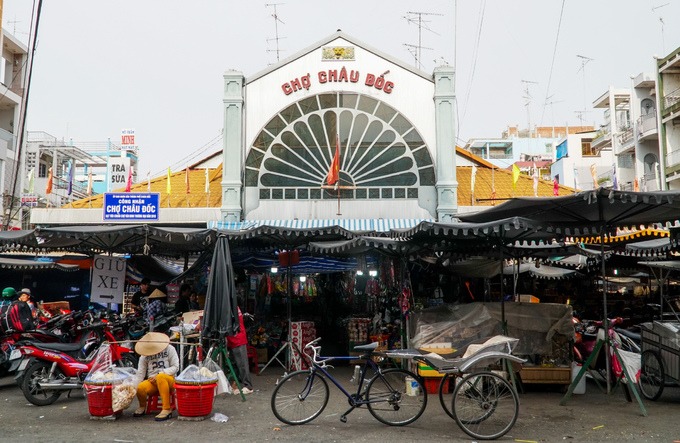 Chợ Châu Đốc là điểm du lịch nổi tiếng, chuyên bán các mặt hàng mắm, thủy hải sản khô ở miền Tây. Chợ nằm ở trung tâm TP Châu Đốc, gần biên giới Campuchia.