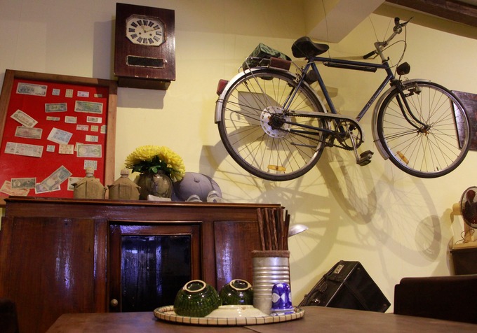 Ấn tượng đầu tiên với khách đến lần đầu là cảm giác được quay trở lại gian bếp xưa. Chủ quán dùng các vật dụng như xe đạp, tivi đen trắng cũ, đồng hồ... để trang trí, tạo nét cổ kính.