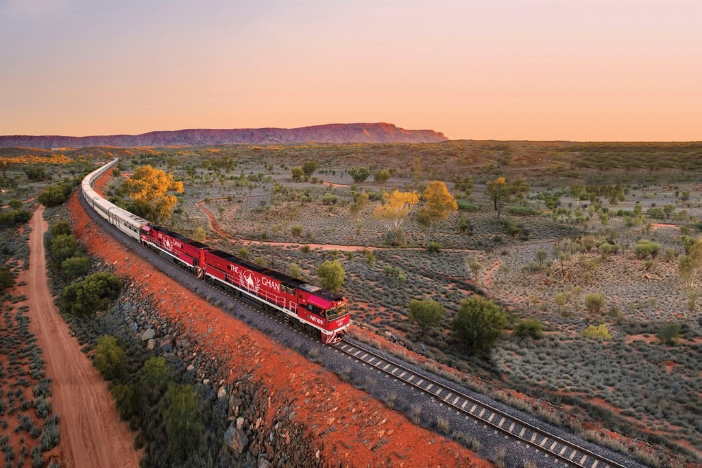 Australia: Tuyến đường sắt Ghan chia đôi Australia dài gần 3.000 km, từ Adelaide (Nam Australia) đến Darwin (Bắc Australia). Bạn sẽ mất 54 giờ trên tàu để xuyên qua sa mạc đỏ nóng bỏng, ngắm cảnh sắc thiên nhiên hoang sơ, hùng vĩ của Australia. Ảnh: 99.co.