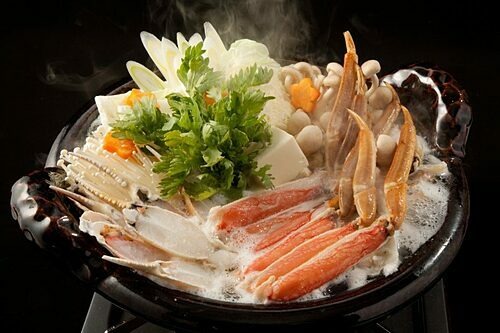 Ngoài sashimi, người Nhật còn thưởng thức cua tuyết sushi, luộc, hấp, nướng trên than đá hoặc ăn lẩu. Thịt cua tuyết dai, chắc, chứa nhiều canxi và những khoáng chất tốt cho sức khỏe, đặc biệt là trẻ em. Ảnh: Travelhyogo.