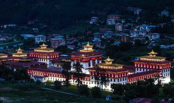 Tu viện Tashichho Dzong được mệnh danh là “pháo đài vinh quang của tôn giáo”. Đây là một trong những công trình kiến trúc ấn tượng bậc nhất Bhutan nằm ở hữu ngạn sông Wang Chhu. Nơi đây hiện đặt văn phòng thư ký, ngự phòng của vua và các văn phòng của Bộ Nội vụ và Tài chính. Ảnh: Bhutanpeacefultour.