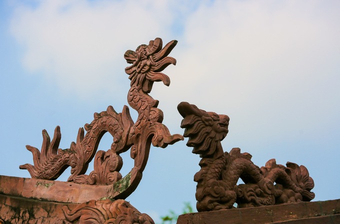 Các đầu đao trên đỉnh mái trang trí rồng phượng, cảnh "lưỡng long tranh châu" thường thấy trong kiến trúc đình chùa Việt Nam.