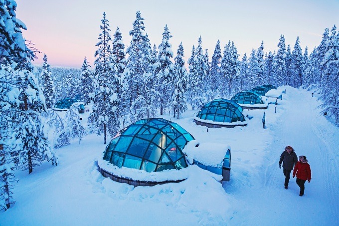 Nằm cách Vòng Bắc Cực khoảng 250 km, làng Saariselka, tỉnh Lapland, thuộc Phần Lan nơi có khu nghỉ dưỡng Kakslauttanen Arctic, với những căn lều thủy tinh mô phỏng lều tuyết của người Eskimo. Phóng viên Iris van den Broek của tạp chí du lịch IFLY Magazine đã có cơ hội trải nghiệm qua đêm tại nơi này.