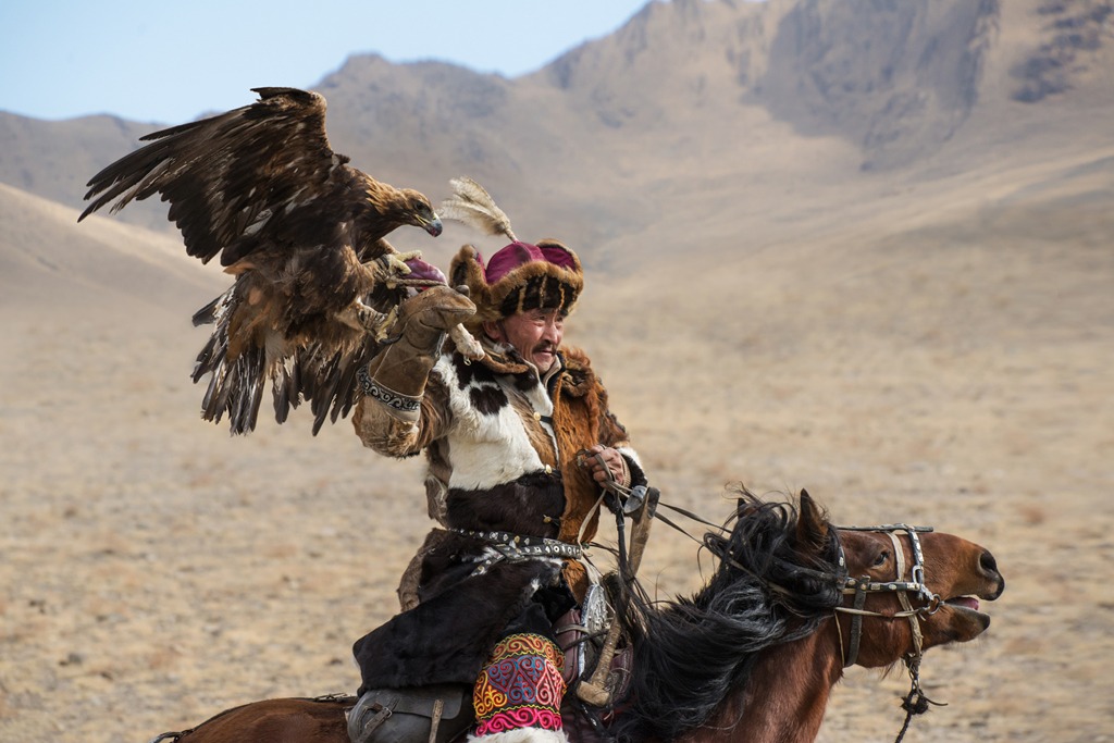 Đặc biệt, đến Olgii đúng dịp, bạn sẽ được tham dự lễ hội đi săn bằng đại bàng Altai Kazakh, truyền thống đã có lịch sử hàng trăm năm. Ảnh: Lonely Planet.
