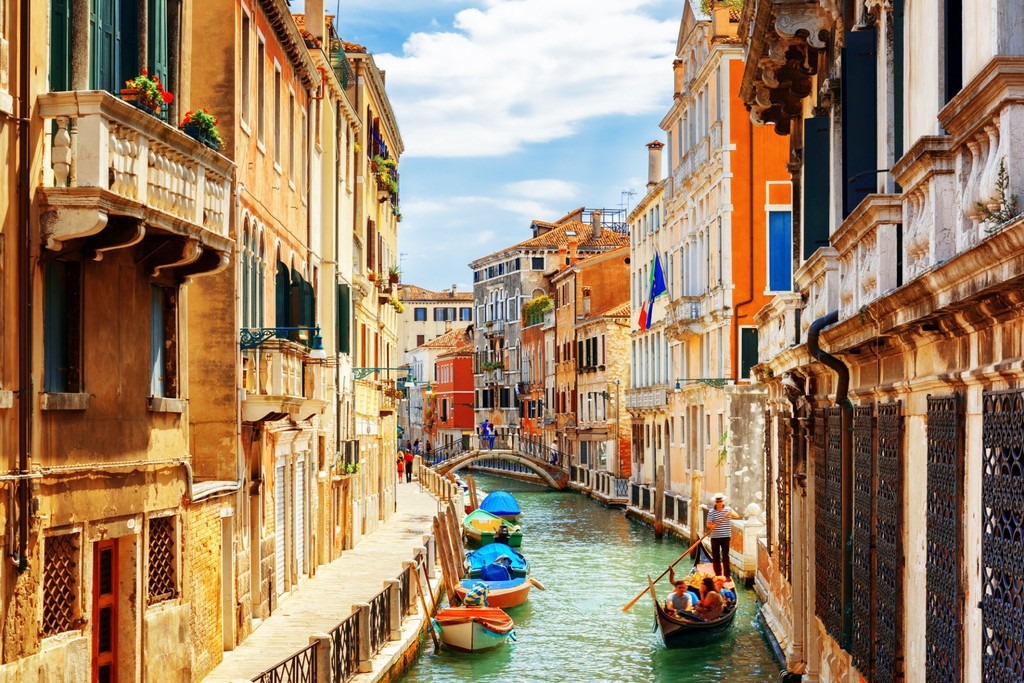 Italy: Đến Italy, bạn sẽ nhận thấy vẻ đẹp nghệ thuật và lịch sử có mặt khắp nơi, từ ngôi làng trên đỉnh đồi tới các thành phố nổi tiếng. Đất nước này đã chiếm được trái tim và truyền cảm hứng cho các nghệ sĩ và nhà văn trong nhiều thế kỷ. Thành phố của các kênh đào Venice là địa danh nổi tiếng thế giới bạn không nên bỏ qua khi tới đây. CN Traveller đánh giá địa điểm du lịch này 90,62 điểm.