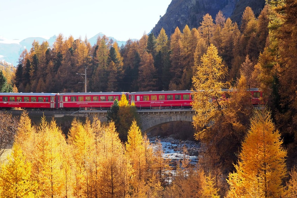 Thụy Sĩ: Tuyến đường sắt huyền thoại giữa Zermatt và St Moritz cho phép bạn có 8 giờ để chiêm ngưỡng khung cảnh núi rừng hùng vĩ của Thụy Sĩ với các điểm dừng tại Andermatt và Chur. Chạy trên đường ray hẹp, đoàn tàu thực hiện hành trình hơn 291 km, đi qua 91 đường hầm và 291 cây cầu. Ảnh: Newly Swissed.