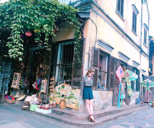 Nữ diễn viên phim Yêu viết những lời tình cảm cho nơi này: "Đi hoài không chán, mỗi lần quay lại Hội An luôn là những ngày đầy nắng và ngập tràn cảm xúc! Vẫn thích nhất là được đi lang thang giữa những con phố cổ kính, cảm giác thật yên bình, rồi dừng chân ở những quán cà phê đẹp ngất ngây, vừa thư giãn vừa tìm được những cảm hứng mới".