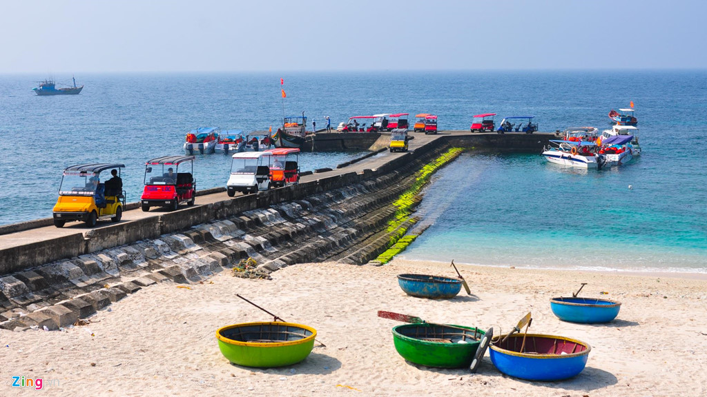 Tháng 4, tiết trời nắng nóng, đảo Bé, Lý Sơn trở thành ''thiên đường" du lịch biển đảo hấp dẫn đông đảo du khách, nhất là giới trẻ về đây tắm biển, lặn ngắm san hô. Từ TP Quảng Ngãi, du khách đến cảng Sa Kỳ, sau đó lên tàu cao tốc khoảng 45 phút có thể đặt chân đến cảng Lý Sơn. Từ bến cảng ở đảo Lớn, du khách có thể đi cano khoảng 15 phút để đến với đảo Bé.