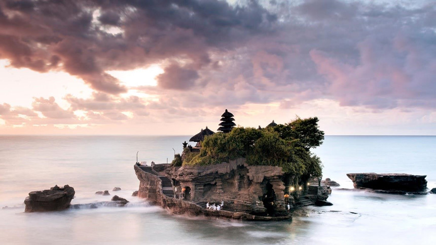 3. Đền Tanah Lot: Đền Tanah Lot nằm trên một mỏm đá khổng lồ giữa biển khơi, từ lâu đã trở thành biểu tượng văn hóa linh thiêng của Indonesia. Đây cũng là địa điểm lý tưởng nhất để ngắm khung cảnh hoàng hôn buông lãng mạn trên vùng biển Bali. Ảnh: Cntraveller, Wanderlusterprincess.