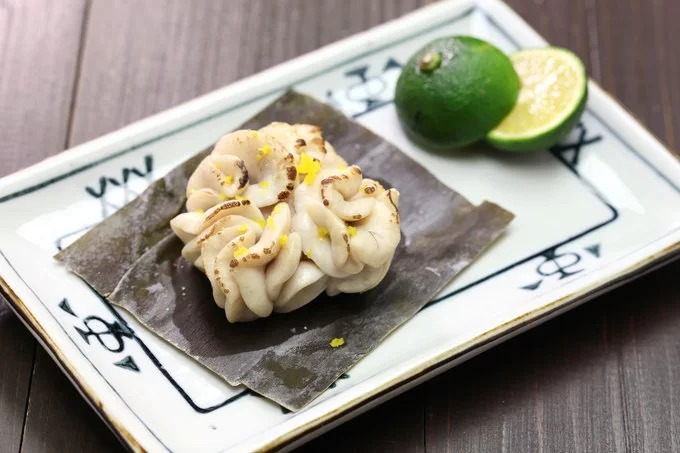 Tinh hoàn cá (Shirako): Đây là món phổ biến ở Nhật Bản, du khách có thể gọi một đĩa Shirako trong bất kỳ quán sushi hay quán rượu bình dân nào. Người Nhật thường thích ăn tinh hoàn của cá nóc hoặc cá tuyết. Món này có màu trắng, mùi nồng. Thời điểm tốt nhất để thưởng thức shirako là vào mùa thu. Tương tự các món sống khác, shirako thường ăn với xì dầu hoặc wasabi và ponzu (nước chấm từ chanh). Một số nhà hàng cũng chế biến tinh hoàn cá thành món chín nhưng không phổ biến. Giá trị của Shirako được tính trên kích thước và độ tươi của món. Ảnh: Bonchan.