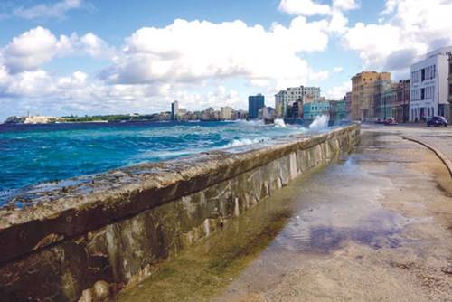Malecon ven bờ biển - nơi cư dân La Habana và du khách dạo mát