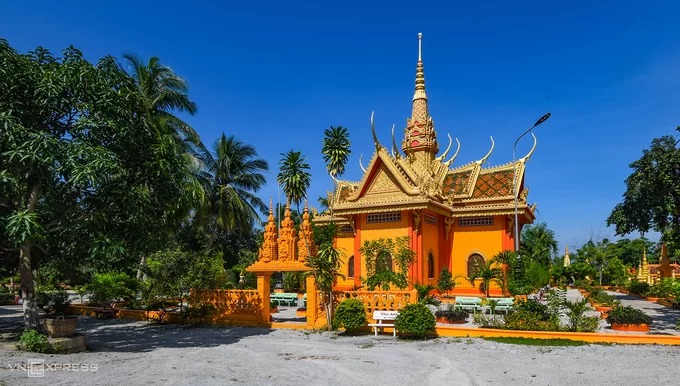 Trên núi còn có chùa Tà Pạ, một trong những điểm tham quan phổ biến của khách du lịch khi tới vùng đất này. Ngôi chùa Phật giáo Khmer nằm gần đỉnh núi, mang bầu không khí thanh bình cùng tầm nhìn toàn cảnh đồng lúa bên dưới.