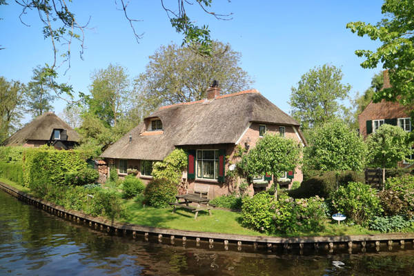 Giethoorn cũng khá rộng, có nhiều trạm dừng bus và trạm dừng gần ngôi làng là trạm Ds Hylkemaweg. Ngay đối diện trạm dừng là lối vào khu làng trong mơ ai cũng muốn đến. Sáng sớm khi nắng mai lên, lúc ấy du khách chưa đến, tôi đi bộ quanh làng và đắm mình trong không gian tĩnh mịch yên ả.