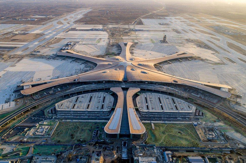 Sân bay quốc tế Đại Hưng được thiết kế bởi Zaha Hadid, kiến trúc sư người Anh. Theo dân gian Trung Quốc, hình ảnh rồng và phượng tượng trưng cho sự thịnh vượng. Nếu sân bay quốc tế Bắc Kinh lấy cảm hứng từ rồng, Đại Hưng lại khiến người ta liên tưởng đến hình ảnh phượng hoàng. Ảnh: SCMP.