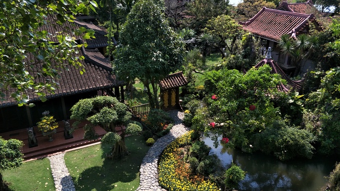 Nhìn vườn Thượng Uyển từ trên cao, cây cảnh cắt tỉa gọn gàng, những chậu hoa lan được chăm chút kỹ lưỡng, cảnh quan đẹp tạo cảm giác thoải mái khi đi dạo.