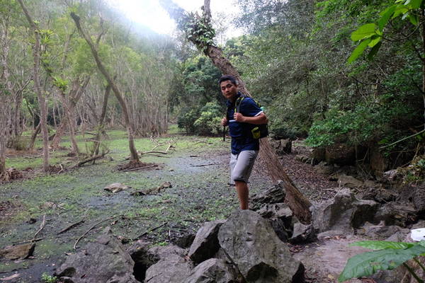 Từ Ao Ếch men theo sườn núi khoảng 4 km là con đường dẫn vào làng chài Việt Hải, đoạn đường này khó khăn hơn bởi những phiến đá to, nhẵn, dốc đá khúc khuỷu, cây dây leo quấn. Đi hết núi cao là đến thung lũng mọc rất nhiều lá lốt bạn sẽ nhìn thấy ngôi làng dần xuất hiện.