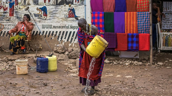 Một cô gái Maasai ra phố lấy nước sạch