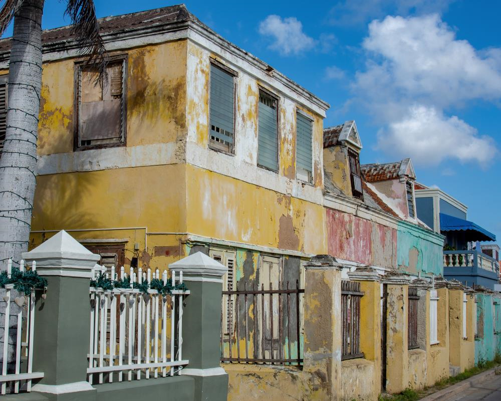 Giữa thế kỷ 19, Curacao thoát khỏi chế độ thuộc địa của Hà Lan, khu Pietermaai dần mất đi vị thế trung tâm. Đầu thế kỷ 20, khu vực phía bắc thủ đô Willemstad thu hút dân cư và trở nên nhộn nhịp hơn vì một nhà máy lọc dầu được xây dựng tại đây. Điều này dẫn đến sự suy thoái dần của khu phố Pietermaai sầm uất một thời.