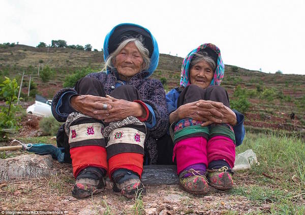 “Bó chân gót sen” được xem như tập tục làm đẹp đau đớn nhất của phụ nữ Trung Quốc thời xưa, kéo dài trong gần 10 thế kỷ. Thời đó, bó chân là điều bắt buộc, là biểu tượng của sự quý phái. Các cô gái phải bó chân mới có hy vọng tìm được người chồng tốt, nếu không sẽ phải chịu điều tiếng hoặc bị đẩy vào kiếp nô lệ. Hủ tục này chấm dứt vào năm 1911, hiện những người phụ nữ “bó chân gót sen” cuối cùng chỉ còn sót lại ở huyện Weining Yi, tỉnh Quý Châu, miền tây nam Trung Quốc.