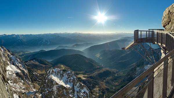  Cầu Dachstein, Áo Ngay phía trên sông băng Dachstein ở Áo là một trong những cây cầu cao nhất thế giới. Tầm nhìn từ đây sẽ khiến du khách mãn nhãn, nhưng nếu là người sợ độ cao thì có thể nơi này không dành cho bạn.