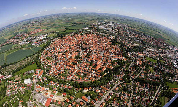  Nördlingen là một thị trấn nhỏ thuộc vùng Bavaria, phía nam nước Đức. Nhìn bề ngoài, nó không có gì nổi bật hơn những vùng nông thôn khác ở châu Âu nhưng lại thu hút khách du lịch bởi biệt hiệu "thị trấn kim cương".