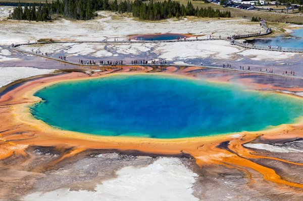 Grand Prismatic Spring, Wyoming, Mỹ: Hồ nước nóng Grand Prismatic Spring ở vườn quốc gia Yellowstone, Mỹ nổi bật với màu sắc rực rỡ do vi khuẩn trong nước tạo ra. Hồ nước nóng này có nước màu lam, được bao quanh bởi các dải màu vàng, cam, xanh lá cây và có độ sâu gần 49 m. Mặc dù không thể tắm tại đây, nhưng đi theo hướng bắc tới Mammoth, du khách có thể ngâm mình ở sông Boiling. Ảnh: BucchiFrancesco/Shutterstock.