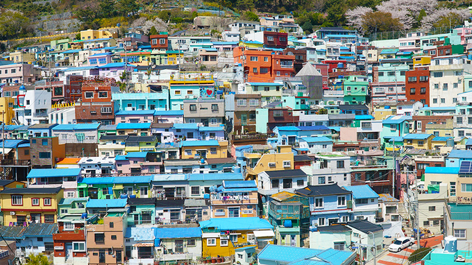 Làng văn hoá Gamcheon Làng văn hoá Gamcheon ở Busan nổi tiếng với những căn nhà nhỏ xinh, đầy màu sắc khiến du khách liên tưởng mình đang ở Santorini, Hy Lạp. Nơi đây từng là khu ổ chuột và thay đổi diện mạo từ năm 2009 trong một chương trình cải tạo của chính phủ Hàn Quốc.